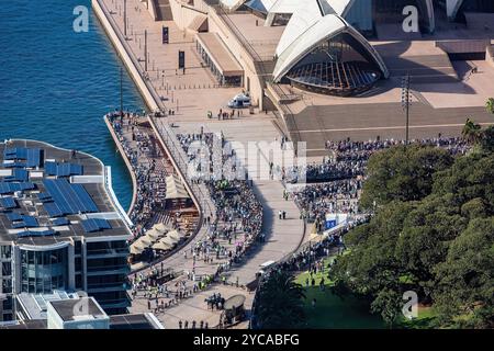 Sydney, Australien, Dienstag, den 22. Oktober 2024 – aus der Vogelperspektive sehen Sie das Opernhaus von Sydney, während sich die Menschenmassen unten versammeln, um König Charles 111 und Königin Camilla, Sydney, Australien, zu sehen. Quelle: Paul Lovelace/Alamy Live News Stockfoto