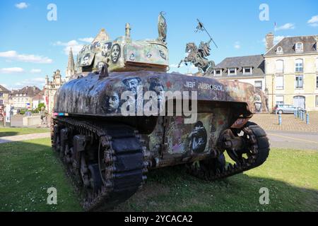 Falaise, Frankreich - 14. Juli 2024: Panzer mit Zeichnungen am Denkmal für Zivilisten im Krieg auf dem Hauptplatz von Falaise mit der Statue von Wilhelm dem Conqu Stockfoto