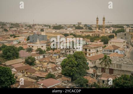 Der malerische Panoramablick auf Banjul City, eine Hauptstadt von Gambia, mit Moscheen-Minarett, Küste und Dächern afrikanischer Gebäude. Stockfoto