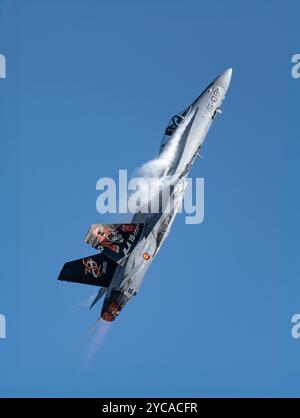 Fairford, England, Großbritannien, 16. Juli 2022: Die spanische Luftwaffe F-18 Hornet mit Nachbrennern im Flug auf der Flugschau Stockfoto