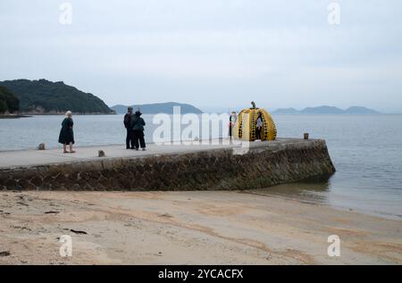 Yayoi Kusamas Kürbisskulptur auf der Insel Naoshima in Japan Stockfoto