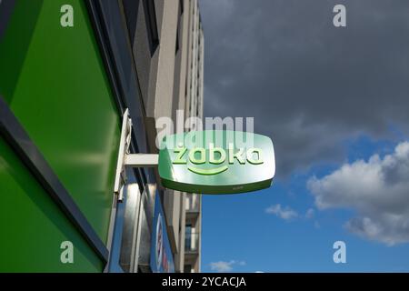 Krakau, Polen - Oktober 2024: Nahaufnahme des Zabka-Logozeichens auf dem Gebäude. Zabka ist eine Lebensmittelkette. Stockfoto