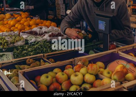 Ein Marktstand voller frischer Früchte, der eine bunte Auswahl an Produkten bietet. Hochwertige Fotos Stockfoto