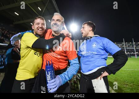 Wakefield, England – 19. Oktober 2024 – Danny Kirmond (gelb), Assistenztrainer von Wakefield Trinity und Matt Crowther feiern beim letzten Pfiff. Rugby League, Betfred Championship Grand Final, Wakefield Trinity vs Toulouse Olympique im DIY Kitchens Stadium, Wakefield, UK Dean Williams Stockfoto