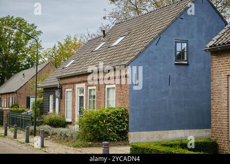 Typisch renovierte Cottage's in Opwetten, einem Viertel von Nuenen, das Van Gogh Dorf in Noord-Brabant, Niederlande mit einem Bed & Breakfast. Stockfoto