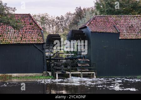 Die historische Wassermühle Collse, die Vincent van Gogh während seiner Zeit in Nuenen malte, zeigt niederländisches Erbe mit fließendem Wasser Stockfoto