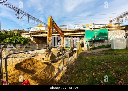 Kattowitz, Polen. Oktober 2024: PKP. Modernisierung der Eisenbahnstrecke E65. Rekonstruktion des Viadukts über der Graniczna-Straße. Stockfoto