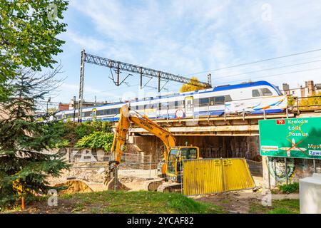 Kattowitz, Polen. Oktober 2024: PKP. Modernisierung der Eisenbahnstrecke E65. Rekonstruktion des Viadukts über der Graniczna-Straße. Stockfoto