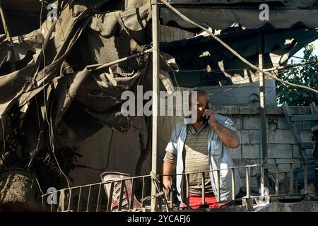Beirut, Libanon. Oktober 2024. Ein libanesischer Mann steht auf dem Balkon seines Hauses, das bei israelischen Luftangriffen in einem bewohnten Gebiet in Beirut und nicht weit vom öffentlichen Krankenhaus in Beirut zerstört wurde. Laut dem libanesischen gesundheitsministerium wurden bei dem Angriff 13 Menschen getötet und 57 verletzt. Quelle: Stringer/dpa/Alamy Live News Stockfoto