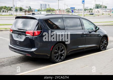 Minsk, Weißrussland, 22. Oktober 2024 - moderner Parkplatz Chrysler Pacifica auf der Straße Stockfoto