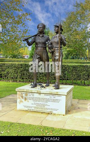 Women’s Land Army and Timber Corps Tribute Memorial im National Memorial Arboretum, Alrewas bei Lichfield, Staffordshire, England, Großbritannien Stockfoto