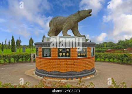 Das hölzerne Eisbärendenkmal für die 49. Infanterie West Riding Division im National Memorial Arboretum, Alrewas, Staffordshire, England, Großbritannien Stockfoto