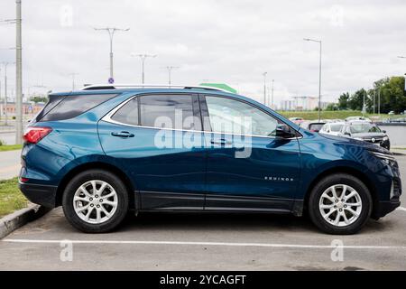 Minsk, Weißrussland, 22. Oktober 2024 - Modern Chevrolet Equinox - Kompakt-SUV, Seitenansicht Stockfoto