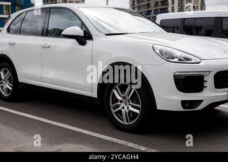 Minsk, Weißrussland, 22. Oktober 2024 - Luxus-Porsche-Auto in weiß parkt auf der Straße Stockfoto