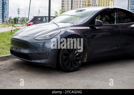 Minsk, Weißrussland, 22. Oktober 2024 - ein Teil des Elektroautos Tesla parkt in der Nähe des Gebäudes Stockfoto