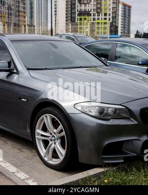 Minsk, Weißrussland, 22. Oktober 2024 - Frontansicht des Scheinwerfers von BMW - Luxusauto Stockfoto