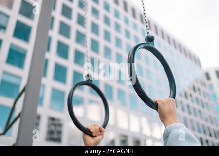 Hände, Gymnastikring und Person in Fitness für Workout, Krafttraining oder Wettkampf. Nahaufnahme von hängenden Sportlern, starken Turnern oder akrobaten Stockfoto