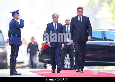 Sarajevo, Bosnien Und Herzegowina. Oktober 2024. Der Vorsitzende des Vorsitzes von Bosnien und Herzegowina Denis Becirovic und der Präsident von Repbulic von Albanien Bajram Begaj während einer feierlichen Begrüßungszeremonie mit militärischen Ehren vor dem Vorsitz von Bosnien und Herzegowina am 22. Oktober 2024. In Sarajevo, Bosnien und Herzegowina. Foto: Armin Durgut/PIXSELL Credit: Pixsell/Alamy Live News Stockfoto