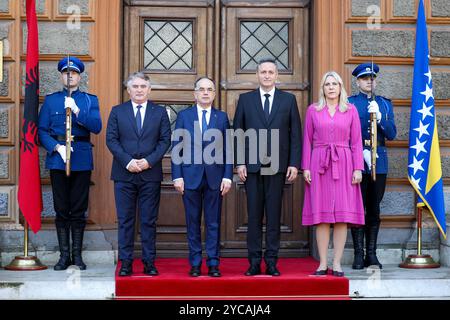 Sarajevo, Bosnien Und Herzegowina. Oktober 2024. Mitglieder des Vorsitzes von Bosnien und Herzegowina Zeljko Komsic (L), Denis Becirovic (2R) i Zeljka Cvijanovic (R) und Präsident von Repbulic von Albanien Bajram Begaj posieren für ein Foto während einer feierlichen Begrüßungszeremonie vor der Präsidentschaft von Bosnien und Herzegowina am 22. Oktober 2024. In Sarajevo, Bosnien und Herzegowina. Foto: Armin Durgut/PIXSELL Credit: Pixsell/Alamy Live News Stockfoto