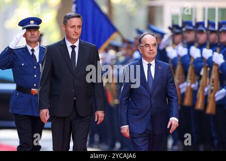 Sarajevo, Bosnien Und Herzegowina. Oktober 2024. Der Vorsitzende des Vorsitzes von Bosnien und Herzegowina Denis Becirovic und der Präsident von Repbulic von Albanien Bajram Begaj während einer feierlichen Begrüßungszeremonie mit militärischen Ehren vor dem Vorsitz von Bosnien und Herzegowina am 22. Oktober 2024. In Sarajevo, Bosnien und Herzegowina. Foto: Armin Durgut/PIXSELL Credit: Pixsell/Alamy Live News Stockfoto