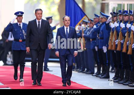 Sarajevo, Bosnien Und Herzegowina. Oktober 2024. Der Vorsitzende des Vorsitzes von Bosnien und Herzegowina Denis Becirovic und der Präsident von Repbulic von Albanien Bajram Begaj während einer feierlichen Begrüßungszeremonie mit militärischen Ehren vor dem Vorsitz von Bosnien und Herzegowina am 22. Oktober 2024. In Sarajevo, Bosnien und Herzegowina. Foto: Armin Durgut/PIXSELL Credit: Pixsell/Alamy Live News Stockfoto