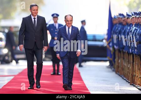 Sarajevo, Bosnien Und Herzegowina. Oktober 2024. Der Vorsitzende des Vorsitzes von Bosnien und Herzegowina Denis Becirovic und der Präsident von Repbulic von Albanien Bajram Begaj während einer feierlichen Begrüßungszeremonie mit militärischen Ehren vor dem Vorsitz von Bosnien und Herzegowina am 22. Oktober 2024. In Sarajevo, Bosnien und Herzegowina. Foto: Armin Durgut/PIXSELL Credit: Pixsell/Alamy Live News Stockfoto