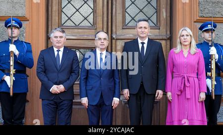 Sarajevo, Bosnien Und Herzegowina. Oktober 2024. Mitglieder des Vorsitzes von Bosnien und Herzegowina Zeljko Komsic (L), Denis Becirovic (2R) i Zeljka Cvijanovic (R) und Präsident von Repbulic von Albanien Bajram Begaj posieren für ein Foto während einer feierlichen Begrüßungszeremonie vor der Präsidentschaft von Bosnien und Herzegowina am 22. Oktober 2024. In Sarajevo, Bosnien und Herzegowina. Foto: Armin Durgut/PIXSELL Credit: Pixsell/Alamy Live News Stockfoto