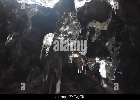 Stalagmiten und Stalaktiten mit Sonnenlicht durch das Höhlenloch in der Khao Luang Höhle Reiseort auf Thailand Stockfoto