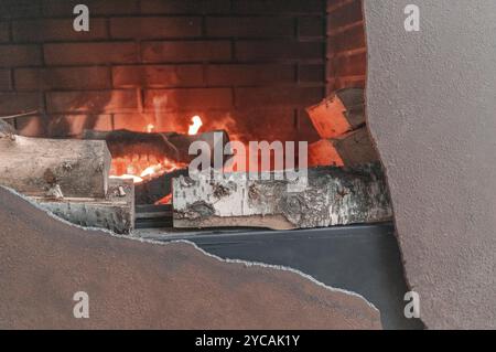 Brennendes Holz im modern aussehenden Kamin, keine Leute, Innenaufnahme Stockfoto