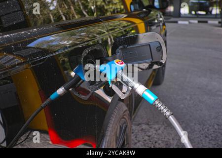 Ein Auto mit 95 bleifreiem Benzin füllen, Außenaufnahme, keine Leute Stockfoto