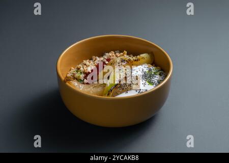 Haferflocken mit Früchten, Nüssen und Chiasamen in Keramikschale Stockfoto