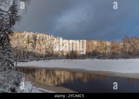 Landschaftsansicht des Flusses Gauja in Sigulda, Lettland im Winter Stockfoto