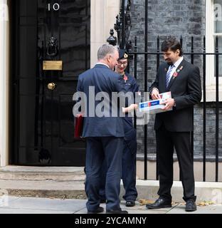 Downing Street, London, Großbritannien. September 2024. Regierungsminister, die an der wöchentlichen Kabinettssitzung teilnehmen, tragen zum Poppy-Appell mit Sammlern der Royal British Legion vor der Haustür von Nummer 10 bei. Quelle: Malcolm Park/Alamy Live News Stockfoto