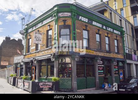 London, England, Großbritannien. Oktober 2024. Außenansicht des Cart and Horses Pub in East London, wo die Heavy-Metal-Ikonen Iron Maiden einige ihrer ersten Konzerte spielten. Paul Di’Anno, der von 1978 bis 1981 Sänger der Band war und auf den ersten beiden Alben der Band sang, bevor er durch Bruce Dickinson ersetzt wurde, ist im Alter von 66 Jahren gestorben. (Kreditbild: © Vuk Valcic/ZUMA Press Wire) NUR REDAKTIONELLE VERWENDUNG! Nicht für kommerzielle ZWECKE! Stockfoto