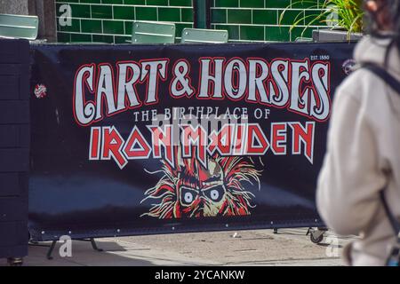 London, England, Großbritannien. Oktober 2024. Außenansicht des Cart and Horses Pub in East London, wo die Heavy-Metal-Ikonen Iron Maiden einige ihrer ersten Konzerte spielten. Paul Di’Anno, der von 1978 bis 1981 Sänger der Band war und auf den ersten beiden Alben der Band sang, bevor er durch Bruce Dickinson ersetzt wurde, ist im Alter von 66 Jahren gestorben. (Kreditbild: © Vuk Valcic/ZUMA Press Wire) NUR REDAKTIONELLE VERWENDUNG! Nicht für kommerzielle ZWECKE! Stockfoto