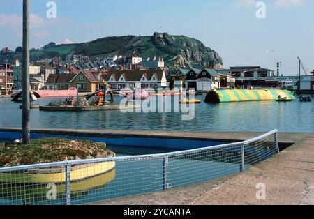 Der Bootsteich an der Küste von Hastings im Jahr 1984, East Sussex, Großbritannien, mit East Hill im Hintergrund Stockfoto