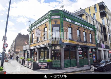 London, Großbritannien. Oktober 2024. Außenansicht des Cart and Horses Pub in East London, wo die Heavy-Metal-Ikonen Iron Maiden einige ihrer ersten Konzerte spielten. Paul Di’Anno, der von 1978 bis 1981 Sänger der Band war und auf den ersten beiden Alben der Band sang, bevor er durch Bruce Dickinson ersetzt wurde, ist im Alter von 66 Jahren gestorben. Quelle: Vuk Valcic/Alamy Live News Stockfoto