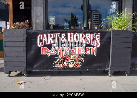 London, Großbritannien. Oktober 2024. Außenansicht des Cart and Horses Pub in East London, wo die Heavy-Metal-Ikonen Iron Maiden einige ihrer ersten Konzerte spielten. Paul Di’Anno, der von 1978 bis 1981 Sänger der Band war und auf den ersten beiden Alben der Band sang, bevor er durch Bruce Dickinson ersetzt wurde, ist im Alter von 66 Jahren gestorben. Quelle: Vuk Valcic/Alamy Live News Stockfoto