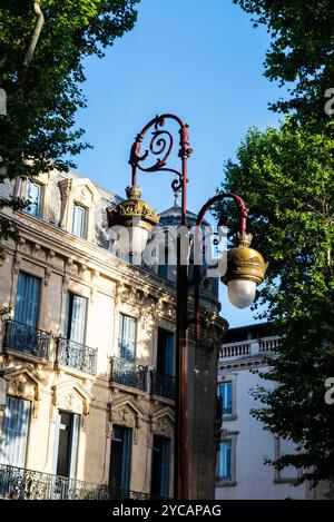 Alte klassische Straßenlaterne in der Altstadt von Narbona oder Narbonne, Occitanie, Frankreich Stockfoto