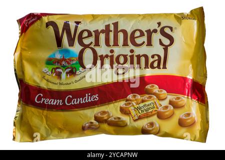 Große 1000 g Packung Werthers Original Creme Bonbons isoliert auf weißem Hintergrund Stockfoto