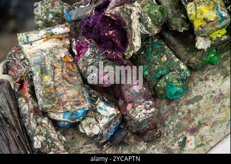 Sammlung verschiedener Farben von Farbpigmentröhren, die von einem Künstler während einer Outdoor-Malerei verwendet wurden. Stockfoto