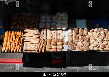 Frisch gebackenes Brot auf einem Verkaufsstand auf dem Machane Yehuda Freiluftmarkt in Jerusalem, Israel. Stockfoto