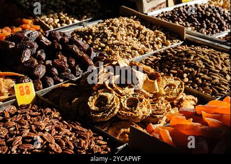 Verschiedene getrocknete Früchte und Nüsse, einschließlich Ananas, Papaya, Datteln, Mandeln, Pekannüsse und Walnüsse zum Verkauf auf einem Outdoor-Markt in Jerusalem, IS Stockfoto