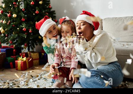 Ein Paar teilt sich mit seiner Tochter einen fröhlichen Urlaub, umgeben von festlichen Dekorationen. Stockfoto