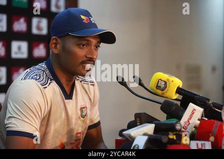 Bangladesch Skippers Najmul hasan Shanto spricht auf der Pressekonferenz vor dem Spiel im SBNCS Media Centre in Mirpur, Dhaka, Bangladesch, 20. Oktober 2024 Stockfoto