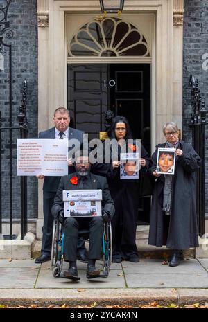 London, UK 21 Oct 2024 Zanes Eltern Kye Gbangbola und Nicole Lawler werden von Baroness Bennett und Ian Murray, Präsident der Feuerwehr, begleitet Stockfoto