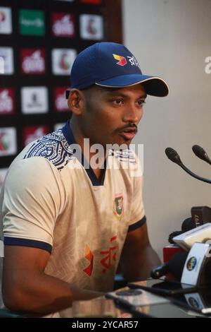 Bangladesch Skippers Najmul hasan Shanto spricht auf der Pressekonferenz vor dem Spiel im SBNCS Media Centre in Mirpur, Dhaka, Bangladesch, 20. Oktober 2024 Stockfoto