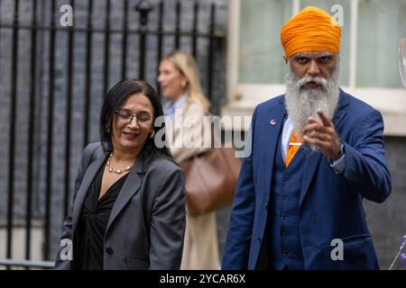 London, Großbritannien. Oktober 2024. Gewinner des Pride of Britain-Preises nehmen an 10 Downing Street, London Teil, UK, ITV-Spendenaktion 2024, Manny Singh Kang, großer Fußballfan hat mehr als 260.000 £ für Demenz UK gesammelt, darunter auch regelmäßige Samstage in Samosa. Quelle: Ian Davidson/Alamy Live News Stockfoto