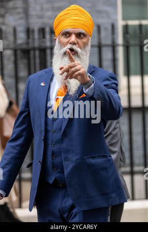 London, Großbritannien. Oktober 2024. Gewinner des Pride of Britain Preises nehmen an 10 Downing Street, London, UK ITV-Spendenaktion 2024 Teil WinnerManny Singh Kang großer Fußballfan hat mehr als 260.000 £ für Demenz UK gesammelt, darunter regelmäßige Samstage in Samosa. Quelle: Ian Davidson/Alamy Live News Stockfoto