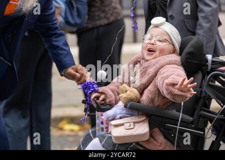 London, Großbritannien. Oktober 2024. Preisträgerinnen des Pride of Britain nehmen an 10 Downing Street Teil, London UK Child of Courage 2024 Gewinnerin FLORRIE BARK Cancer Survidie inspiriert Millionen, während sie ihren Kampf gegen eine seltene Form von Leukämie teilt und Geld sammelt, um anderen Kindern zu helfen. Quelle: Ian Davidson/Alamy Live News Stockfoto